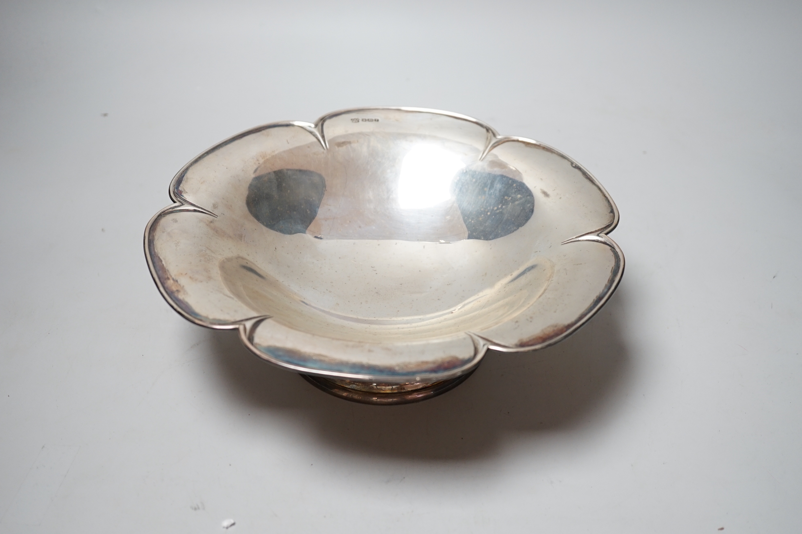 A George V silver pedestal fruit bowl, Z. Barraclough & Sons, Sheffield, 1915, 25.4cm, 17.4oz.